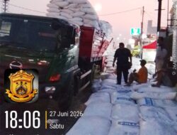 Truk Pengangkut Polar Gandum Alami Pergeseran Muatan di Jatiasih, Lalin Masih Tersendat hingga Sabtu Malam