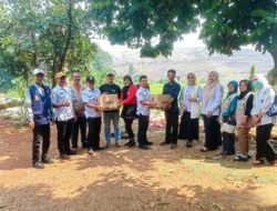 Wujud Kepedulian, Dinas Sosial Kota Bekasi Salurkan Bantuan bagi Warga di Kawasan TPST Bantargebang