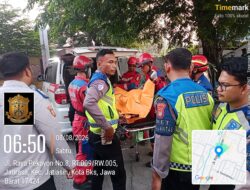 KECELAKAAN MAUT DI JATI ASIH: Truk Semen Tabrak Pohon Usai Sopir Diduga Mengantuk, Satu Orang Meninggal Dunia