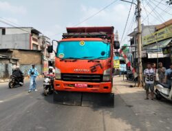 TRUK SAMPAH DKI DIDUGA TABRAK PENYEBRANG JALAN DI JATIRASA, KORBAN DILARIKAN KE RUMAH SAKIT